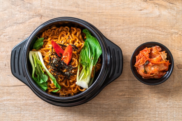 spaghetti istantanei coreani con verdure e kimchi