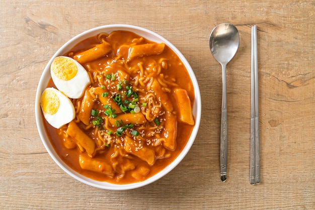 Spaghetti istantanei coreani e Tteokbokki in salsa piccante coreana, Rabokki. Stile di cibo coreano