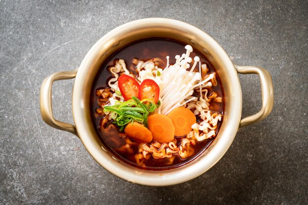 spaghetti istantanei coreani in vaso d'oro