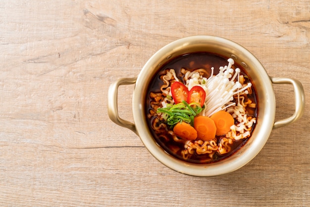 spaghetti istantanei coreani in vaso d'oro