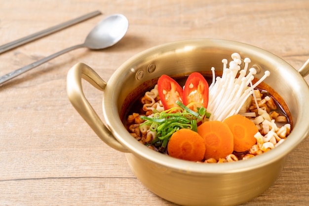 spaghetti istantanei coreani in vaso d'oro