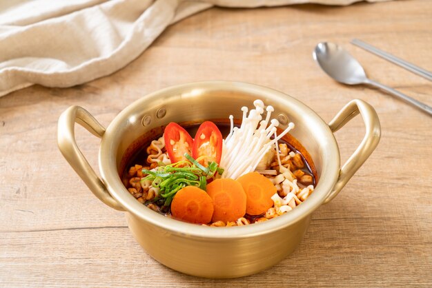 spaghetti istantanei coreani in vaso d'oro