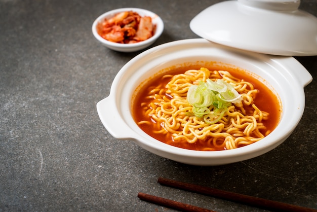 spaghetti istantanei coreani piccanti con kimchi