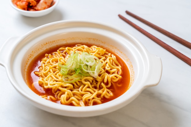 spaghetti istantanei coreani piccanti con kimchi