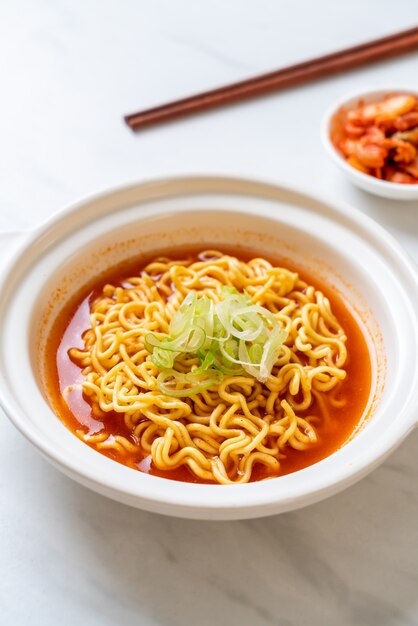 spaghetti istantanei coreani piccanti con kimchi