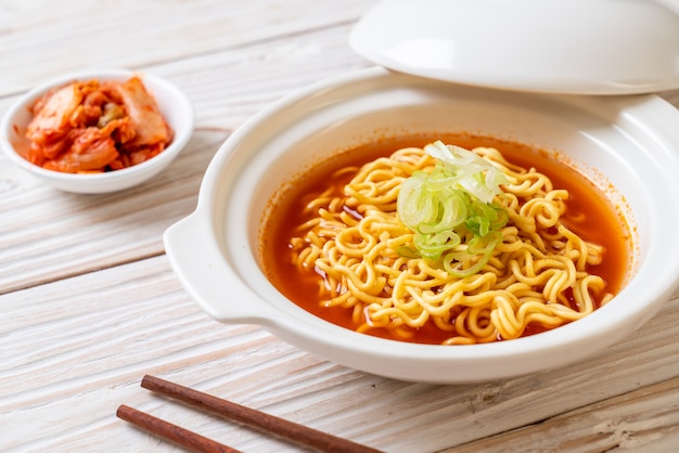 spaghetti istantanei coreani piccanti con kimchi