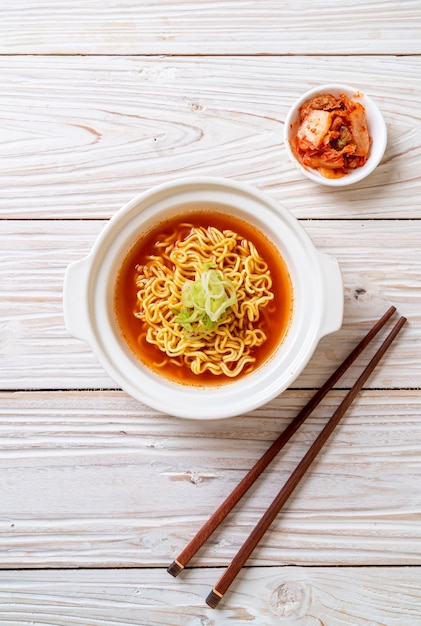 spaghetti istantanei coreani piccanti con kimchi