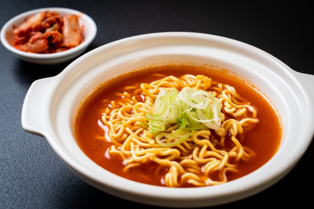 spaghetti istantanei coreani piccanti con kimchi