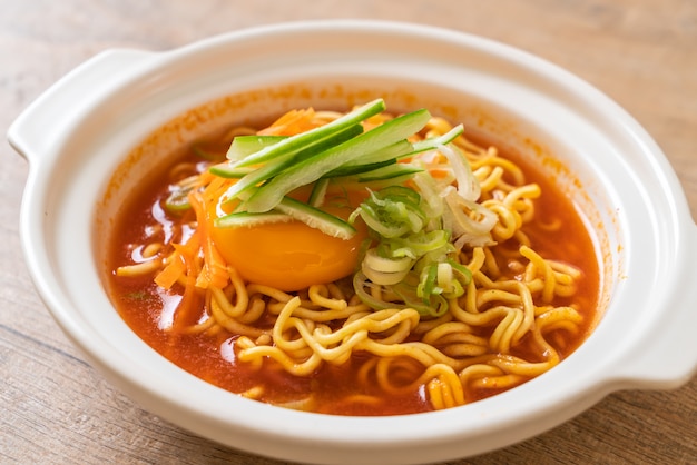 spaghetti istantanei coreani piccanti con uovo, verdura e kimchi