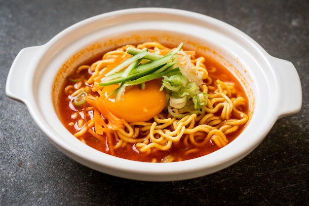 spaghetti istantanei coreani piccanti con uovo, verdura e kimchi