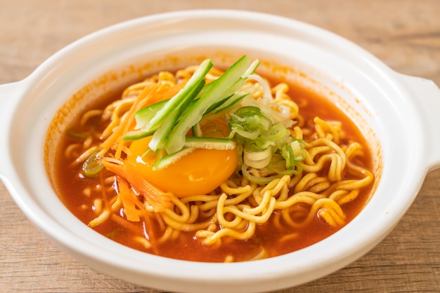 spaghetti istantanei coreani piccanti con uovo, verdure e kimchi