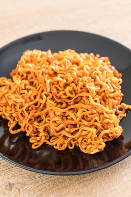 spaghetti istantanei coreani piccanti