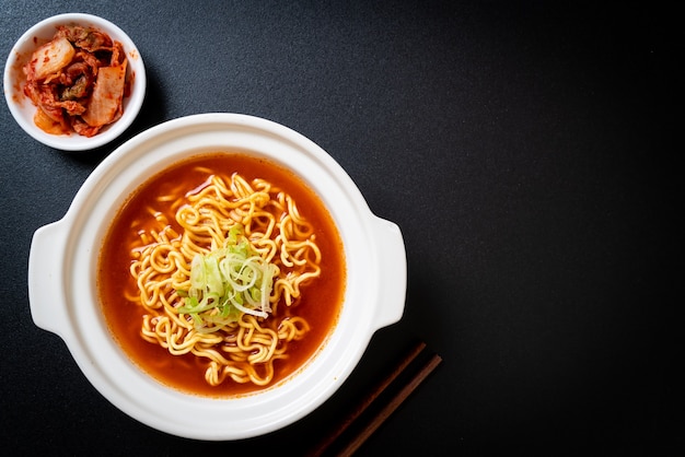 spaghetti istantanei piccanti coreani con kimchi