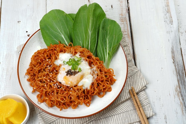 spaghetti istantanei ramen piccanti coreani, spaghetti istantanei saltati in padella