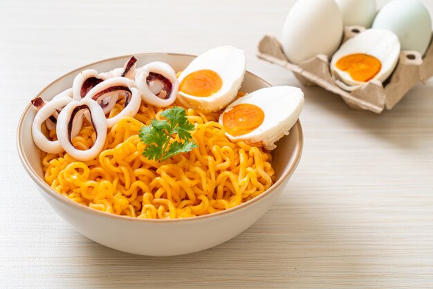 spaghetti istantanei sale gusto uovo con coppa calamari o polpo