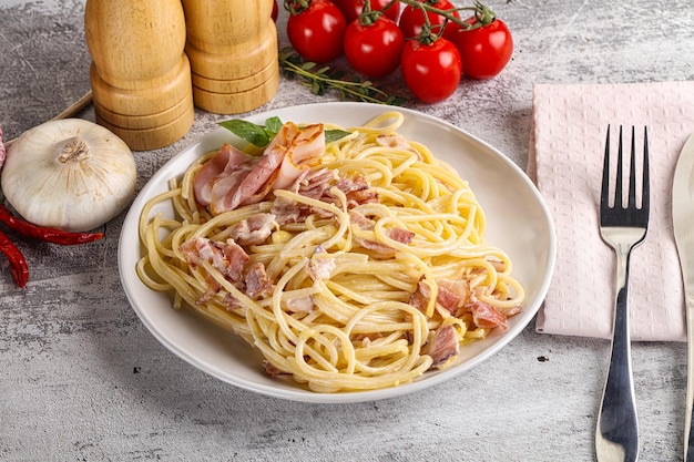 Spaghetti italiani Carbonara con pancetta