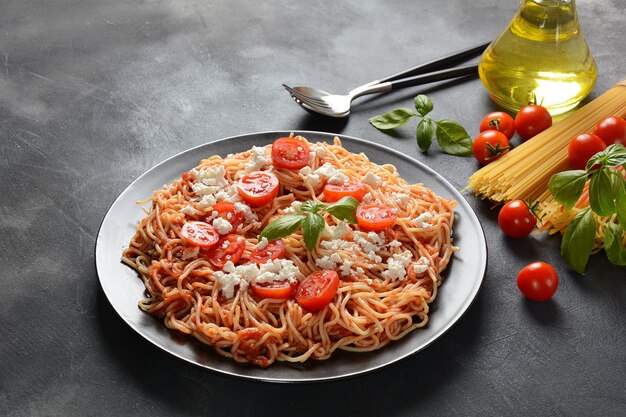 Spaghetti italiani classici con salsa di pomodoro