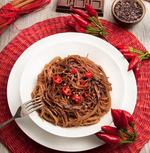 Spaghetti italiani con cioccolato e pepe