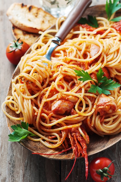 Spaghetti italiani con gamberi e pomodoro