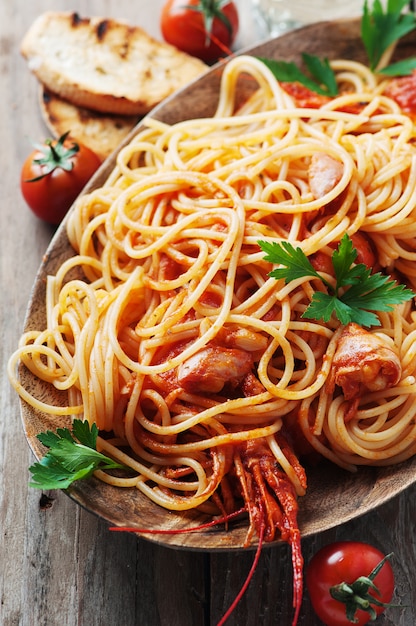 Spaghetti italiani con gamberi e pomodoro