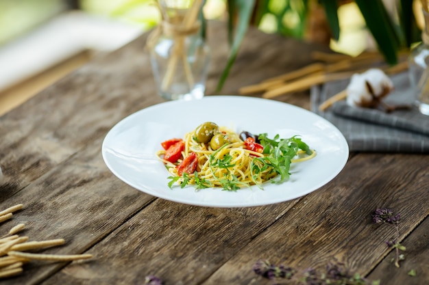 Spaghetti italiani con olive e pomodori