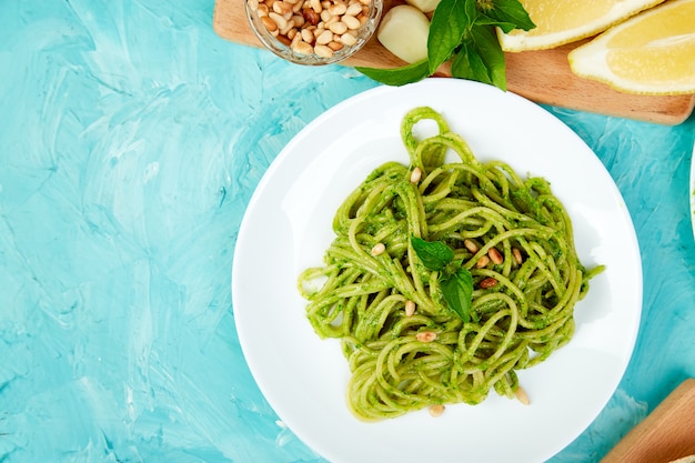 Spaghetti italiani con pesto fatto in casa e foglie di basilico