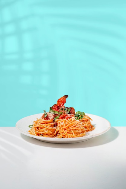 Spaghetti italiani con salsa di pomodoro pomodorini parmigiano e basilico.