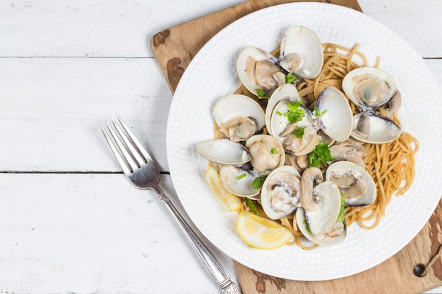 spaghetti italiani con vongole e funghi