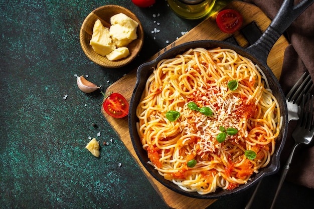 Spaghetti italiani fatti in casa classici con salsa di pomodoro parmigiano e basilico Spazio di copia