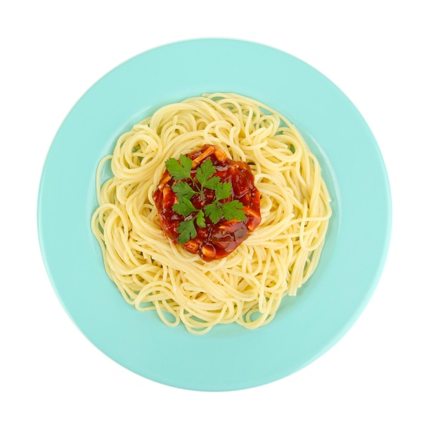 Spaghetti italiani nel piatto isolato su bianco