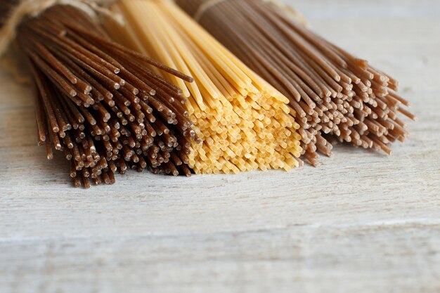 Spaghetti italiani sulla vecchia tavola di legno si chiuda