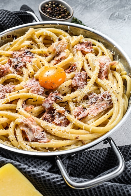 Spaghetti italiani tradizionali alla carbonara con pancetta