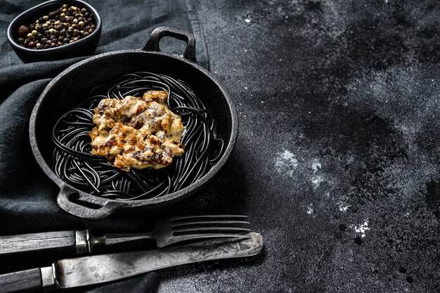 Spaghetti neri al nero di seppia in padella