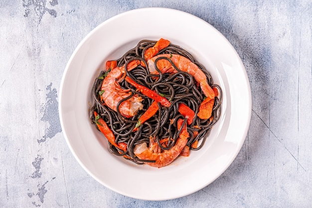 Spaghetti neri con gamberi e verdure