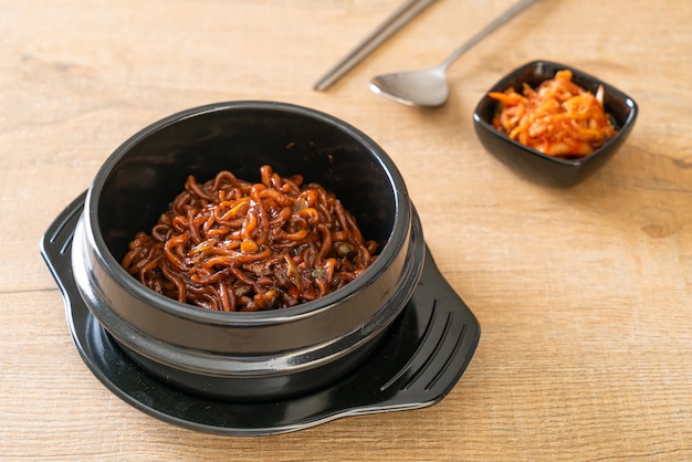 Spaghetti neri coreani o noodle istantanei con salsa di soia chajung arrosto (chapagetti). Stile di cibo coreano