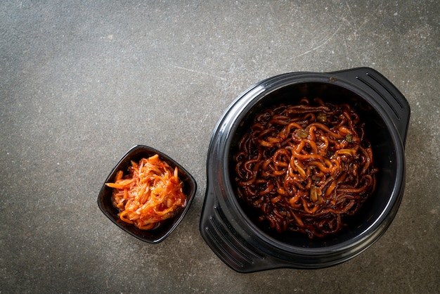 Spaghetti neri coreani o spaghetti istantanei con salsa di soia chajung arrosto (chapagetti) - stile coreano