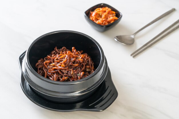 Spaghetti neri coreani o spaghetti istantanei con salsa di soia chajung arrosto (chapagetti) - stile coreano