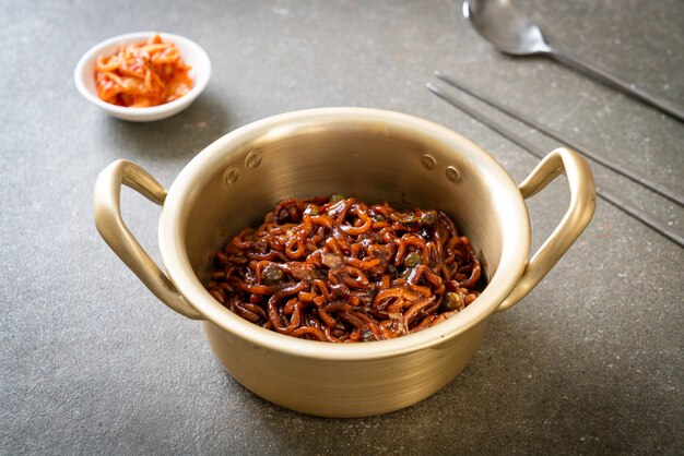 Spaghetti neri coreani o spaghetti istantanei con salsa di soia chajung arrosto (chapagetti) - stile coreano