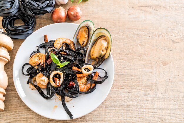 spaghetti neri o pasta con frutti di mare