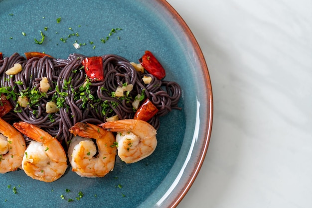 Spaghetti neri saltati con aglio e gamberi