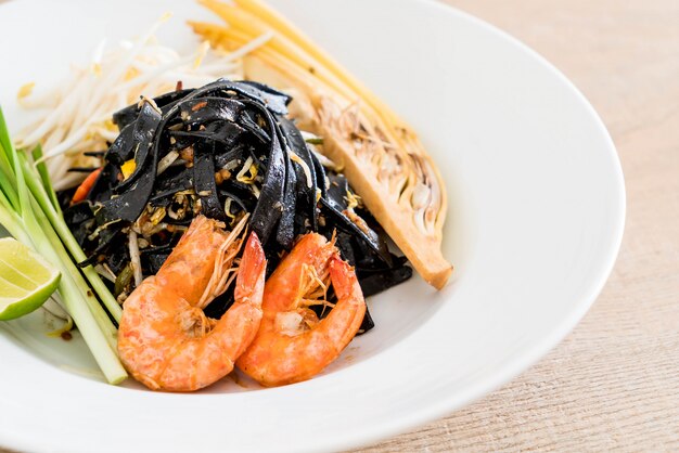 spaghetti neri saltati in padella con gamberetti