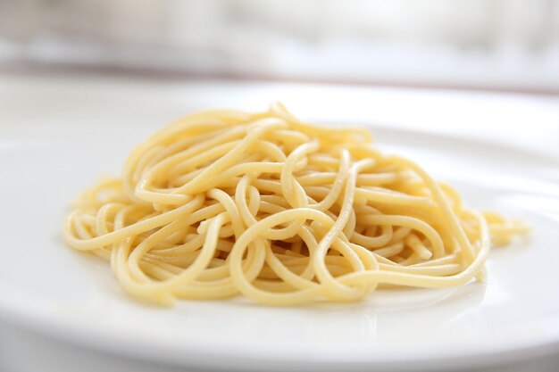 Spaghetti noodle isolati in sfondo bianco