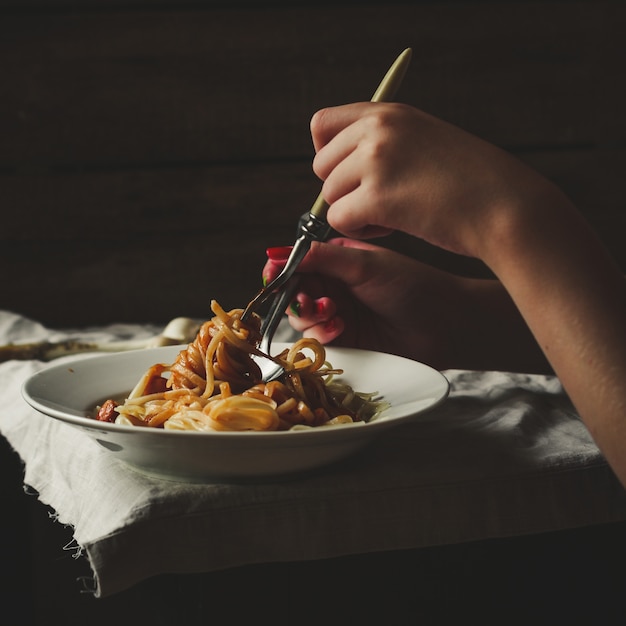 spaghetti o tagliatelle al pomodoro e salsicce