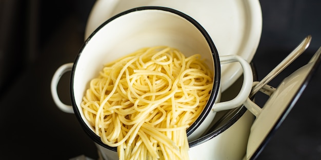 spaghetti pasta cotta in casseruola grano duro cibo sano pasto spuntino