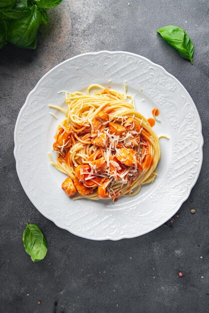 spaghetti pasta pollo salsa di pomodoro fresco pasto sano cibo spuntino dieta sul tavolo copia spazio