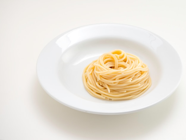 Spaghetti, pasta sul piatto su sfondo bianco