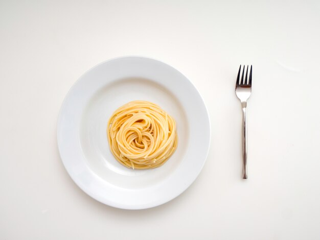 Spaghetti, pasta sul piatto su sfondo bianco