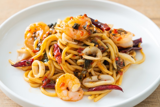 spaghetti piccanti ai frutti di mare - Spaghetti saltati con gamberi, calamari e peperoncino