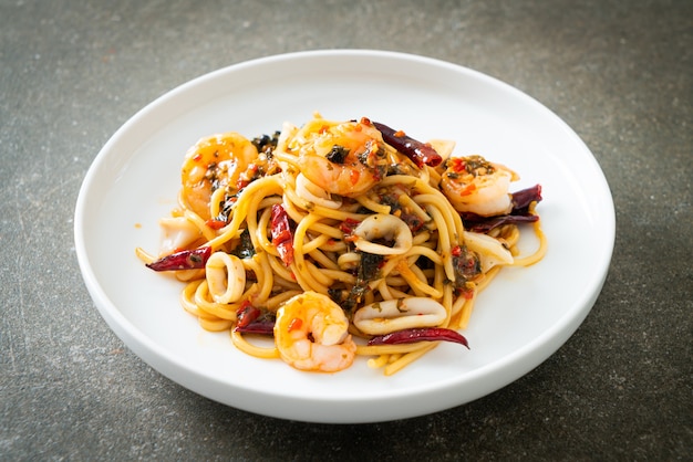 spaghetti piccanti ai frutti di mare - Spaghetti saltati con gamberi, calamari e peperoncino