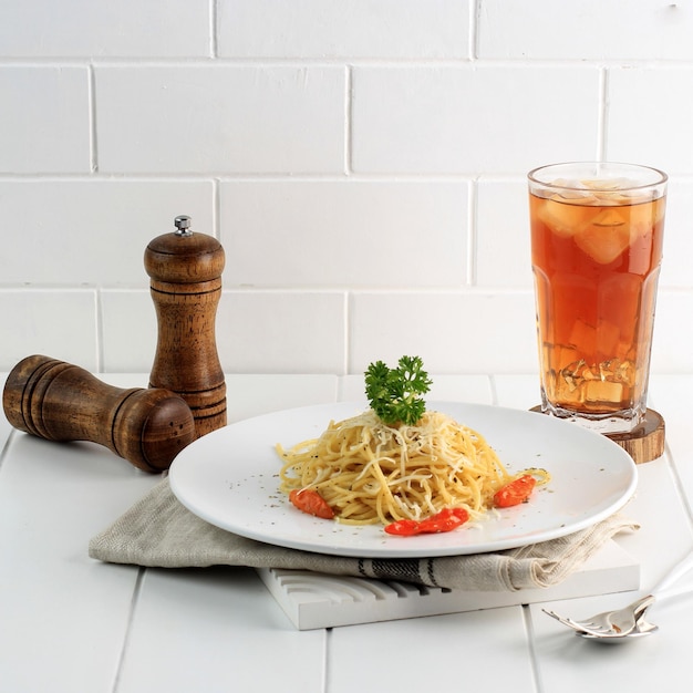 Spaghetti Piccanti Al Formaggio, Serviti Con Tè Freddo. Scheda del menu concettuale su bar o ristorante